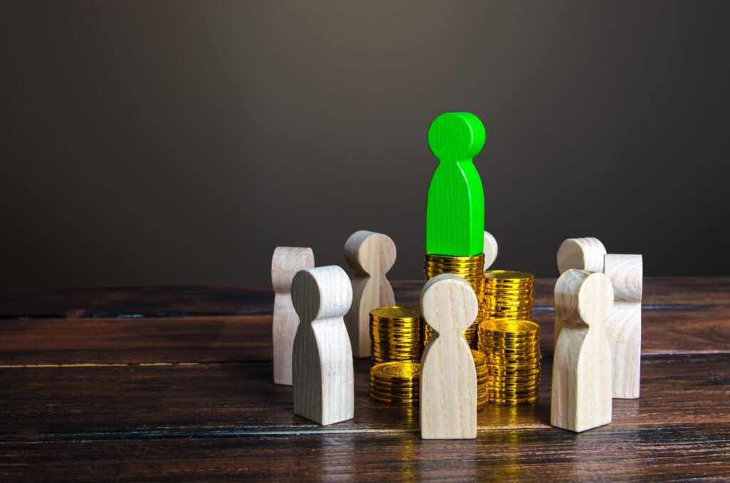 the-leader-on-the-stacks-of-coins-attracts-people-2025-03-18-19-22-03-utc (1)